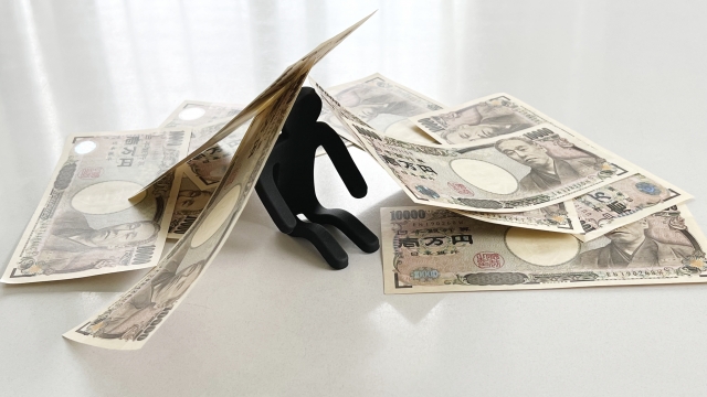 借金を背負う男。南九州市で借金返済の相談は無料でできます