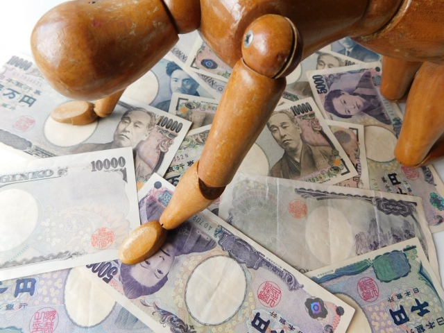 借金を背負う男。伊豆市で借金返済の無料相談ができます